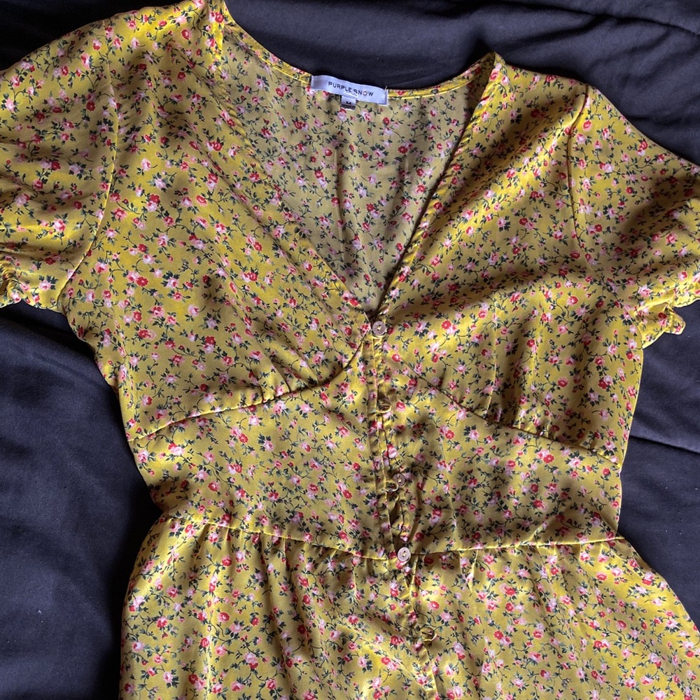 Beautiful yellow dress size medium knee length